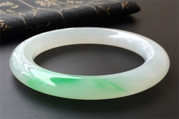 白底青翡翠手鐲